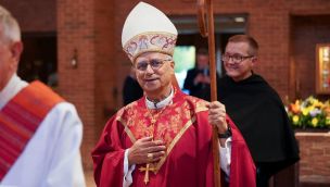 Quién es el obispo acusado de abuso sexual que fue expulsado por el Papa.