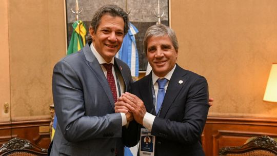 Cumbre del Mercosur: Caputo tendió puentes con su par brasileño pese a las diferencias entre Milei y Lula