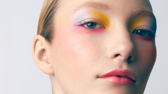 Blush en clave tendencia: tres looks con tonos rosados y rojizos para todo el día