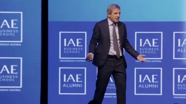 Luis Caputo: "Si el dólar está barato, comprá"