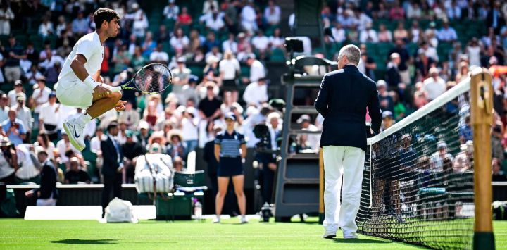 El español Carlos Alcaraz salta mientras calienta antes de jugar su partido de tenis en el Campeonato de Wimbledon 2025. Foto de Kirill KUDRYAVTSEV / AFP