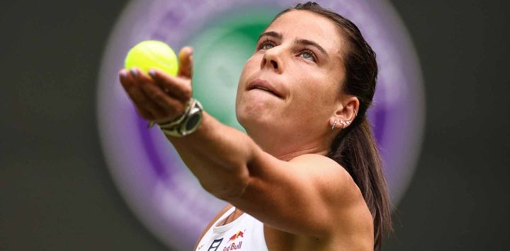 La tenista estadounidense Emma Navarro le sirve la pelota a la checa Petra Kvitova durante su partido en el Campeonato de Wimbledon 2025. Foto de HENRY NICHOLLS / AFP