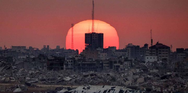 Esta imagen, tomada desde la frontera israelí con la Franja de Gaza, muestra la puesta de sol. Foto de Jack GUEZ / AFP
