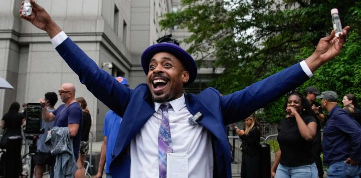 La gente reacciona frente a la corte federal tras el anuncio de los veredictos durante el juicio de Sean Combs. Foto de EDUARDO MUNOZ ALVAREZ / AFP