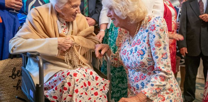 La reina Camila de Gran Bretaña saluda a los invitados durante una recepción del Instituto de Enfermería de la Reina de Escocia. Foto de Jane Barlow / AFP