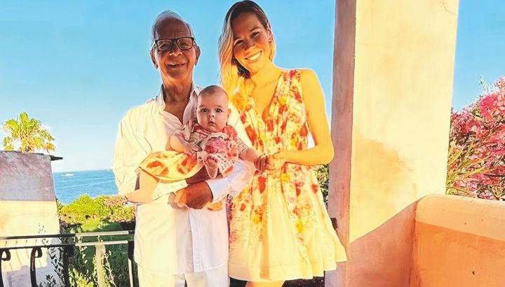 Eduardo Costantini junto a Elina y Kahlo de 5 meses, de vacaciones en Cerdeña