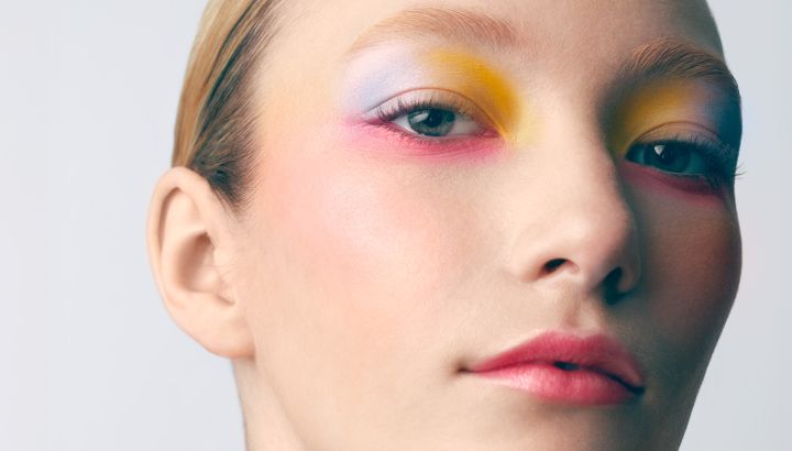 Blush en clave tendencia: tres looks con tonos rosados y rojizos para todo el día