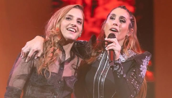 Así viven juntas Natalia, Soledad Pastorutti y sus maridos: un predio, animales y casas estilo campestre