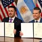 Avanza la modernización militar: Argentina firmó acuerdo por blindados Stryker en Washington