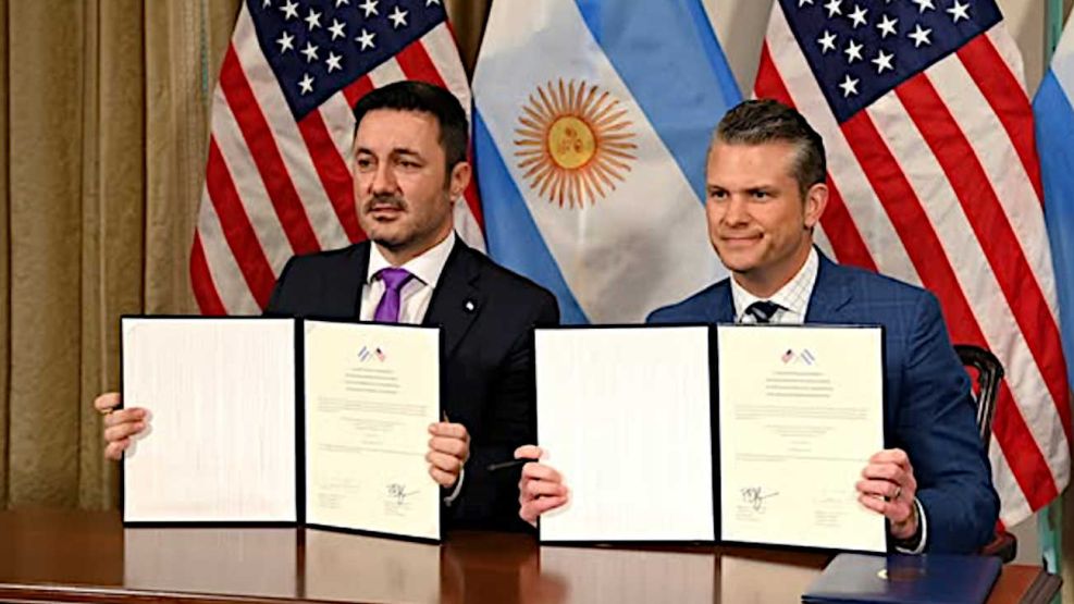 Luis Petri y Pete Hegseth 20250702