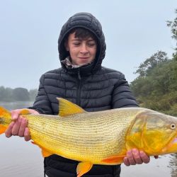 El agua ya está bastante clara, ideal para la pesca con artificiales, lo que hace ilusionar con una excelente temporada una vez que se active el dorado y arranque a pleno el pescador en las modalidades de baitcasting y mosca, dos de las más atrapantes.