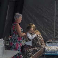 Una niña recibe un abrazo en una tienda de campaña proporcionada por los servicios de emergencia ucranianos en Odesa. Foto de Oleksandr GIMANOV / AFP | Foto:AFP