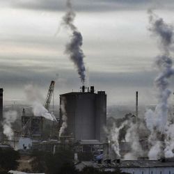Sale humo de las chimeneas de una fábrica en Yumbo, cerca de Cali, departamento del Valle del Cauca, Colombia. Foto de Joaquín Sarmiento / AFP  | Foto:AFP
