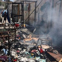 Niños observan los escombros humeantes en la escuela Mustafa Hafez, que alberga a palestinos desplazados por la guerra. Foto de Omar AL-QATTAA / AFP | Foto:AFP