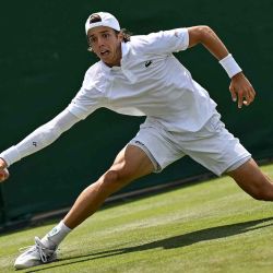 El francés Arthur Cazaux devuelve un golpe de derecha al australiano Alex De Minaur Campeonato de Wimbledon 2025. Foto de Glyn KIRK / AFP | Foto:AFP