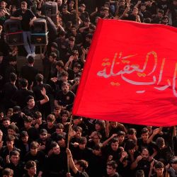 Musulmanes chiítas participan en una procesión el séptimo día del mes lunar de Muharram durante el período de luto previo a la Ashura en Nasiriyah. Foto de Asaad NIAZI / AFP | Foto:AFP