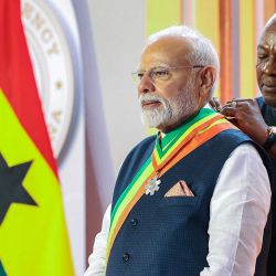 El Presidente John Dramani Mahama, entregando al primer ministro de la India Narendra Modi la condecoración, "Oficial de la Orden de la Estrella de Ghana". Foto de AFP | Foto:AFP