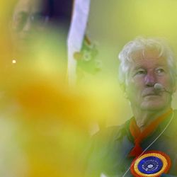 Richard Gere se sienta junto a un retrato de Dalai Lama, durante el Foro Internacional de la Juventud del Tíbet en Dharamsala. Foto de Niharika KULKARNI / AFP | Foto:AFP