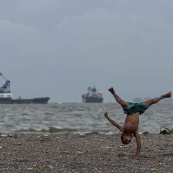 Un niño juega en la bahía de Manila. Foto de Jam STA ROSA / AFP  | Foto:AFP