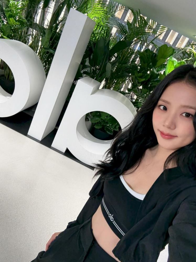 Jisoo x Alo apertura local 2025