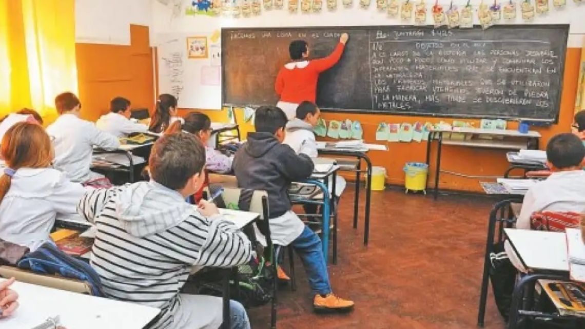 Estadísticas escolares: aumentó un 54% la cantidad de docentes, pero solo  un 1% la de alumnos | Perfil