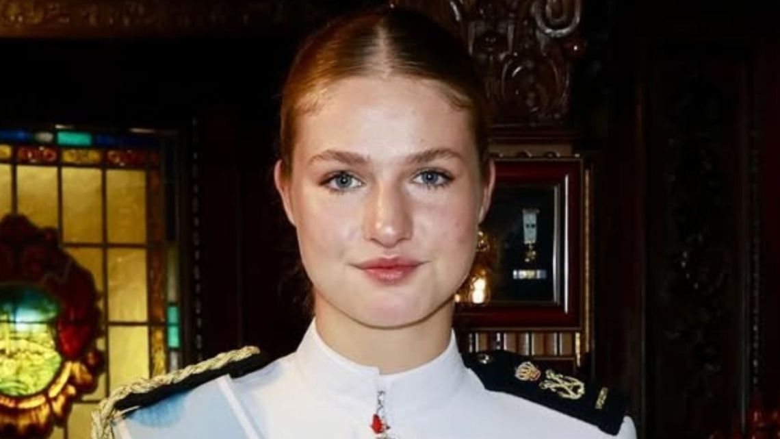 La princesa Leonor terminó su formación en Elcano y arribó en España: la emotiva llegada en fotos