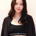Jisoo x Alo apertura local 2025