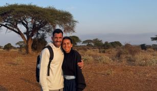 Carlos Tévez y su esposa, Vanesa, en África