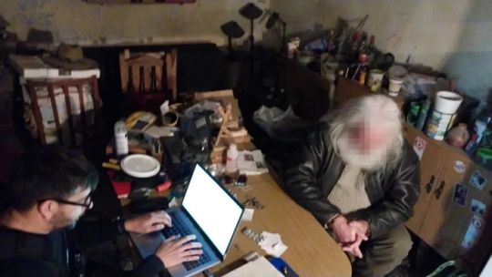 Los agentes secuestraron una carabina calibre 22, cuatro rifles de aire comprimido, diez cuchillos tipo caza y diversos dispositivos tecnológicos,