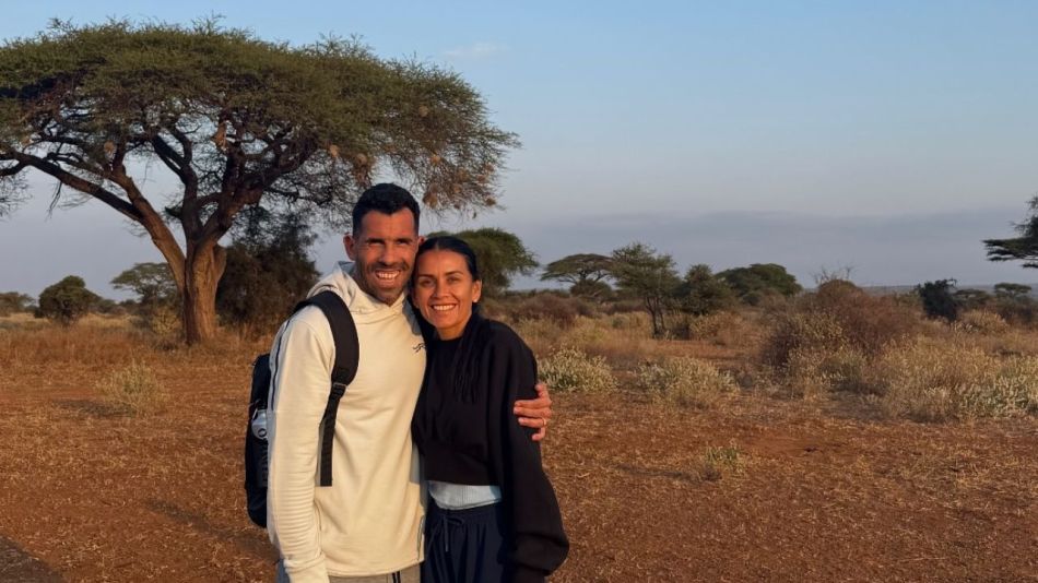 Carlos Tévez y su esposa, Vanesa, en África