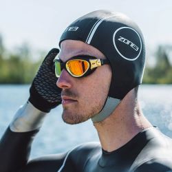 En aguas templadas se pueden emplear medias térmicas o botitas de neoprene, también el Long John combinado con una chaqueta seca brinda buena protección. En zonas frías debemos usar guantes de neoprene o bien mitones que protejan las manos.
