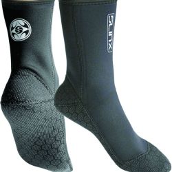 En aguas templadas se pueden emplear medias térmicas o botitas de neoprene, también el Long John combinado con una chaqueta seca brinda buena protección. En zonas frías debemos usar guantes de neoprene o bien mitones que protejan las manos.