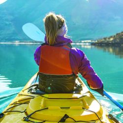 En aguas templadas se pueden emplear medias térmicas o botitas de neoprene, también el Long John combinado con una chaqueta seca brinda buena protección. En zonas frías debemos usar guantes de neoprene o bien mitones que protejan las manos.