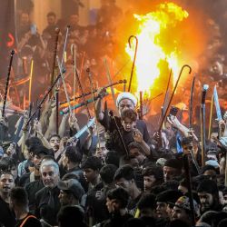Un gran conjunto de antorchas se lleva en procesión hacia el Santuario del Imán Alí por el séptimo día del mes musulmán de Muharram. Foto de Qassem al-KAABI / AFP | Foto:AFP