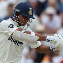 Yashasvi Jaiswal de India realiza un tiro en el tercer día del segundo partido de prueba de críquet entre Inglaterra e India, en Birmingham. Foto de Darren Staples / AFP | Foto:AFP