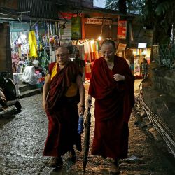 Monjes budistas caminan por una calle en McLeodganj. Foto de Niharika Kulkarni / AFP | Foto:AFP