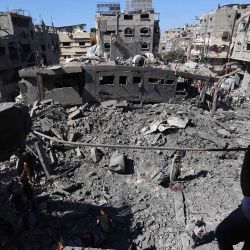 Un palestino inspecciona los daños tras un ataque israelí en el campamento de Al-Bureij, en el centro de la Franja de Gaza. Foto de Eyad BABA / AFP | Foto:AFP