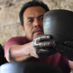 Gerardo Garay, alfarero de 46 años, trabaja el barro y crea artesanías en el municipio de Ojojona. Foto de Orlando SIERRA / AFP | Foto:AFP