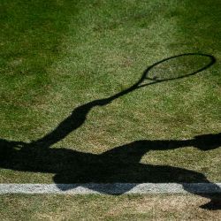 La sombra de la alemana Laura Siegemund es retratada mientras le sirve a la jugadora estadounidense Madison Keys. Foto de Kirill KUDRYAVTSEV / AFP | Foto:AFP
