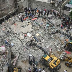 Se está llevando a cabo una operación de rescate en el lugar donde se derrumbó un edificio residencial en Karachi. Foto de Rizwan TABASSUM / AFP | Foto:AFP