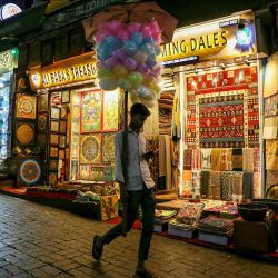 Un vendedor de algodón de azúcar camina por un mercado en McLeodganj. Foto de Niharika Kulkarni / AFP | Foto:AFP