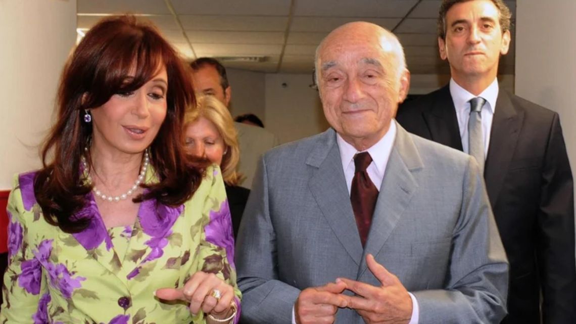 Cristina Fernández de Kirchner, when she was president, and the late Enrique Eskenazi, founder of Grupo Petersen.