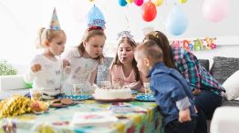 Torta de cumpleños junto a comida ultraprocesada 20250704