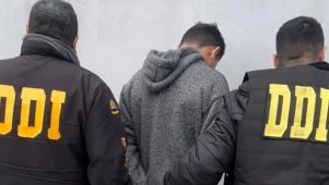 El policía quedó detenido. 
