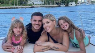 El futbolista llegó al Chateau Libertador con su abogada, ingresó por un acceso lateral y cumplió con el nuevo horario fijado por el juez. Wanda, recién llegada de Uruguay, evitó el contacto.