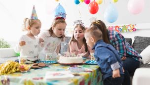 Torta de cumpleños junto a comida ultraprocesada 20250704