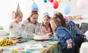 Torta de cumpleños junto a comida ultraprocesada 20250704