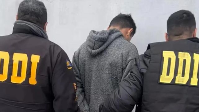 El policía quedó detenido. 