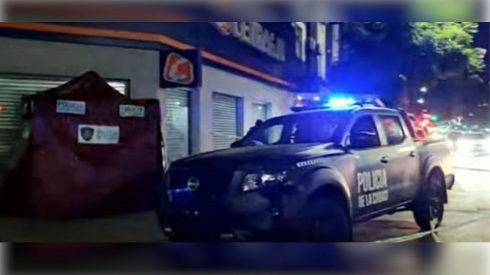 Hallan a un hombre asesinado a puñaladas en Belgrano y detienen a su pareja