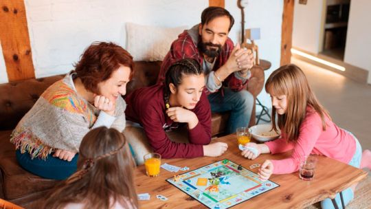 Vacaciones de invierno 2025: una familia de 4 necesita casi $130 mil para ir al cine y a cenar